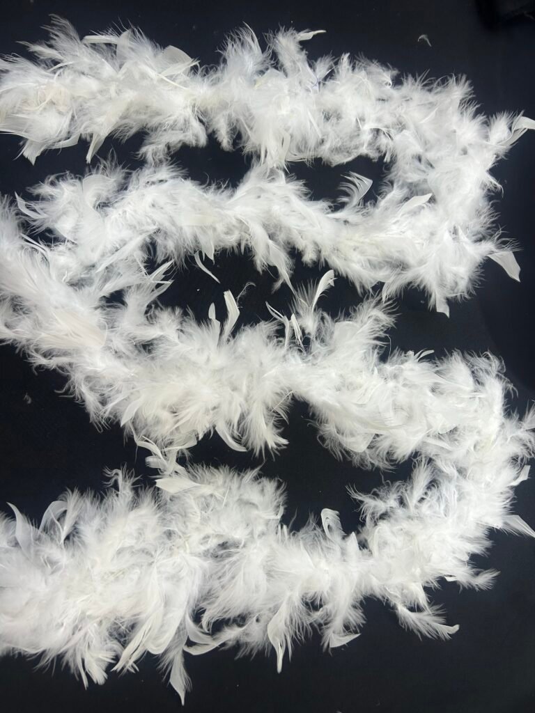 Boa de Plumas Blanca de 180 cm para traje pascuense y vestuario artístico